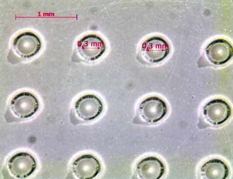 Mikroskop Aufnahme Laserbohren von Quarzglas
