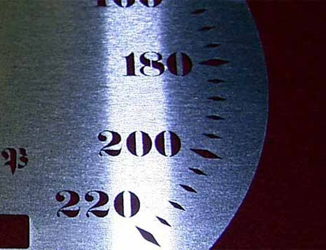Laserschneiden Aluminium Tachoscheibe Detailaufnahme