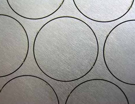 Laserschneiden von Ronden aus Aluminium Detailaufnahme