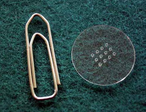 Laserbohren von Bohrungen 0,3mm Durchmesser in Quarzglas