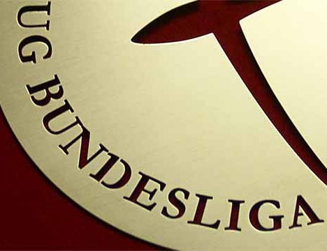 Laserschneiden eines Messingschildes