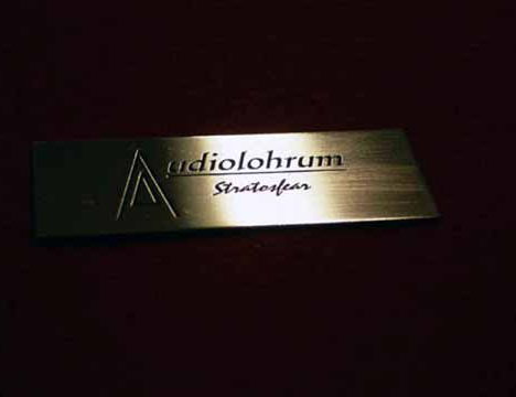 Logos aus Kupfer mit dem Laser graviert